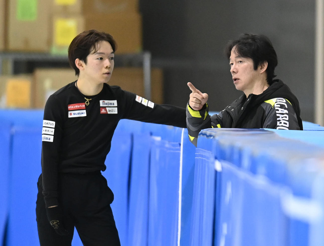 父正和コーチ（右）と言葉を交わす鍵山（撮影・森本幸一）