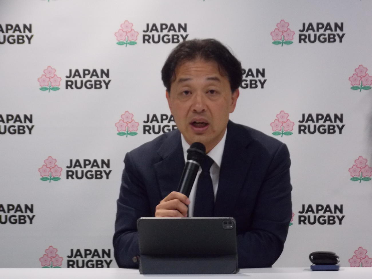 理事会を終えて、説明する日本協会の岩渕健輔専務理事（撮影・松本航）