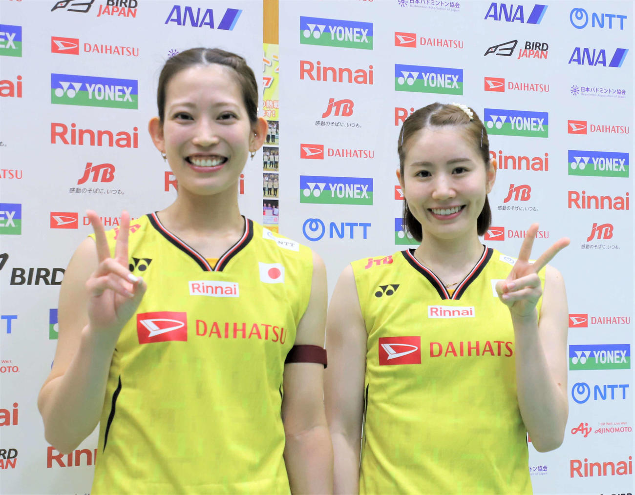 笑顔でピースサインをするバドミントン女子ダブルスの松山奈未（左）志田千陽組（撮影・藤塚大輔）
