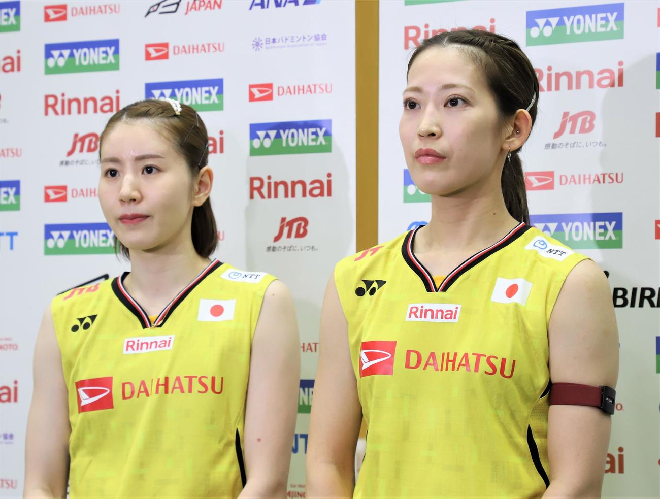 取材に応じるバドミントン女子ダブルスの志田千陽（左）松山奈未組（撮影・藤塚大輔）