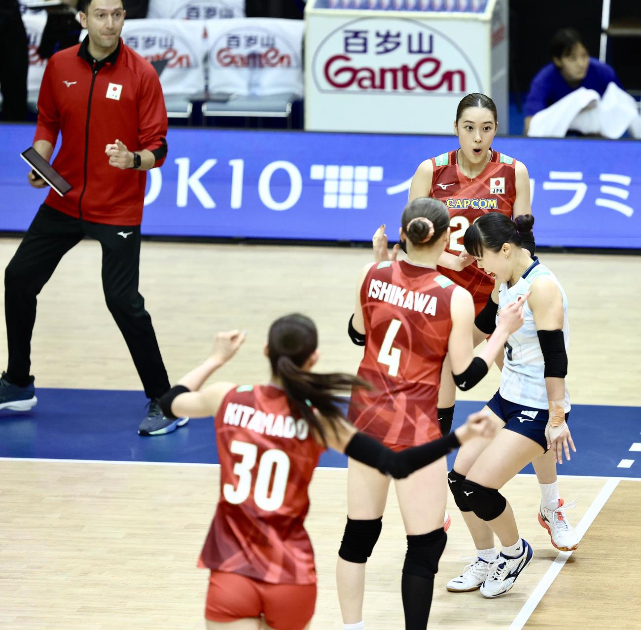 日本対フランス　第1セット、ポイントを決める佐藤（後方右）ら（撮影・河田真司）