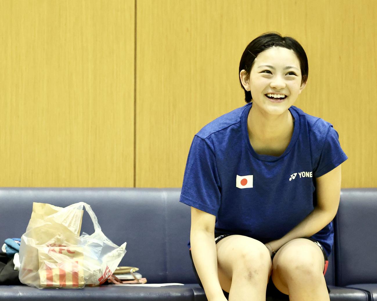 練習で笑顔を見せる宮崎（撮影・河田真司）