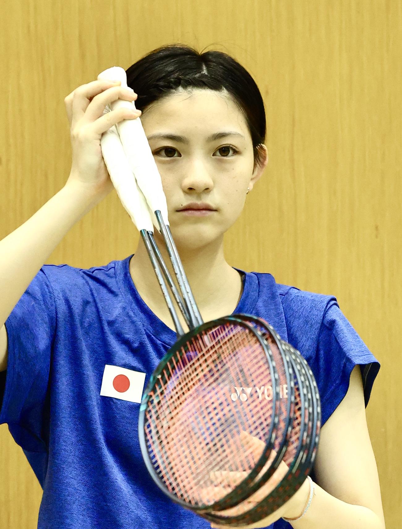 ラケットをケースから取り出す宮崎（撮影・河田真司）