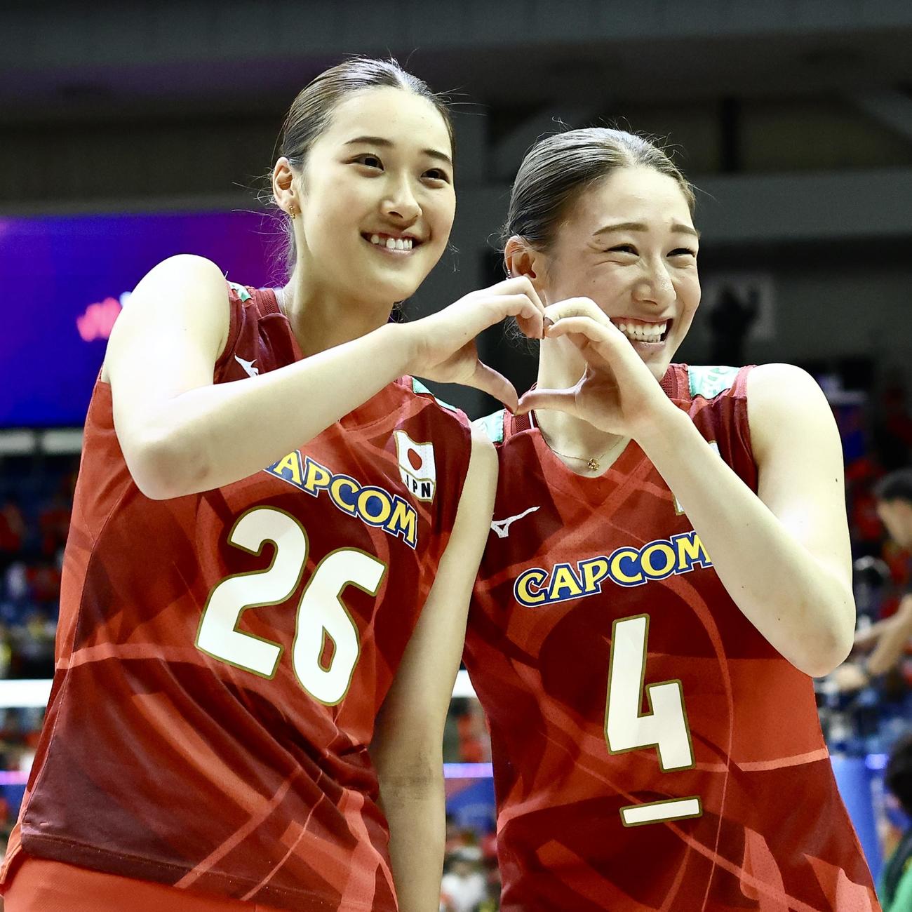 日本対フランス　フランスに勝利し、ハートマークで写真に納まる佐藤（左）と石川（撮影・河田真司）