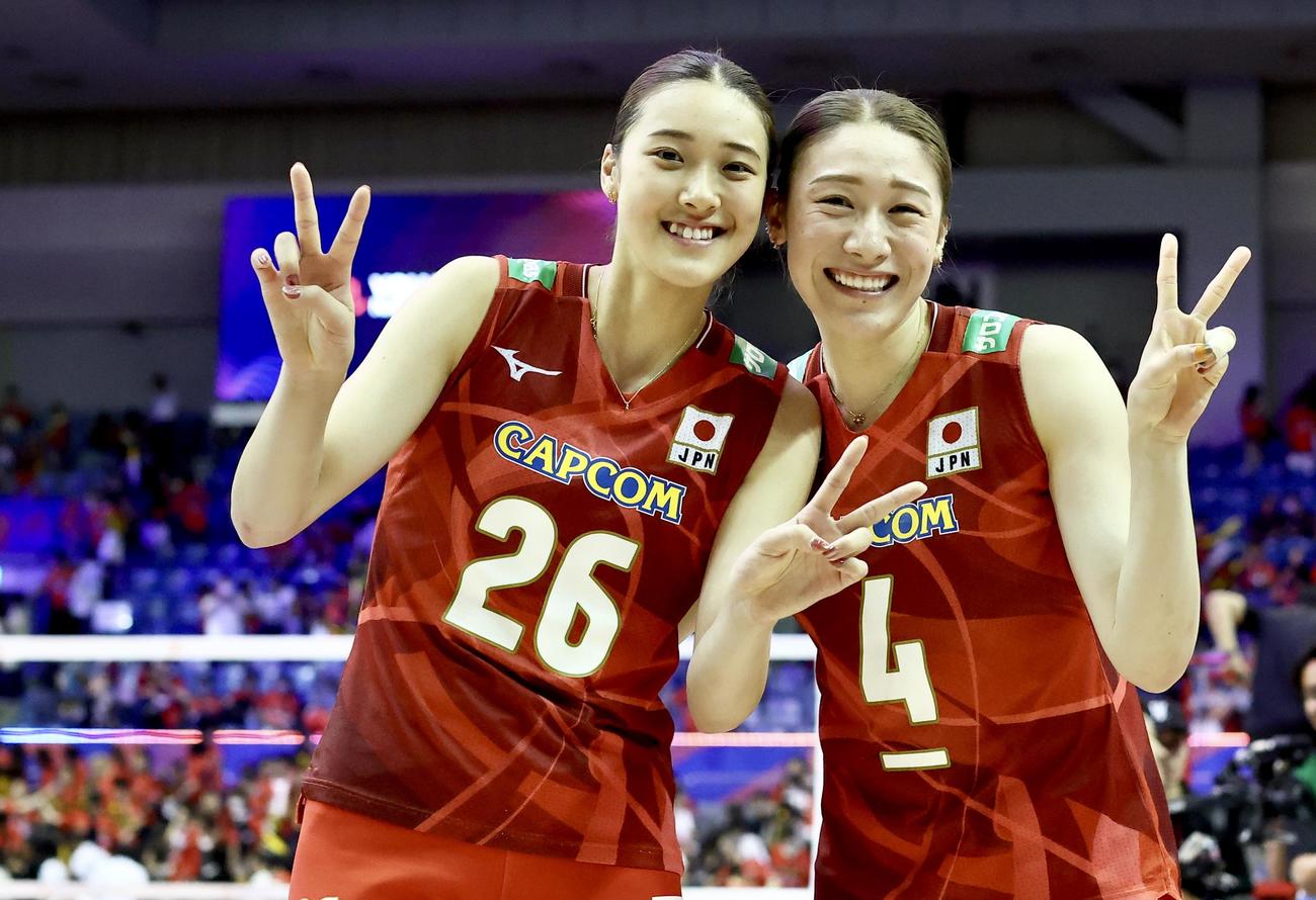 フランスにストレートで勝利し、Vサインで写真に納まる佐藤（左）と石川（撮影・河田真司）