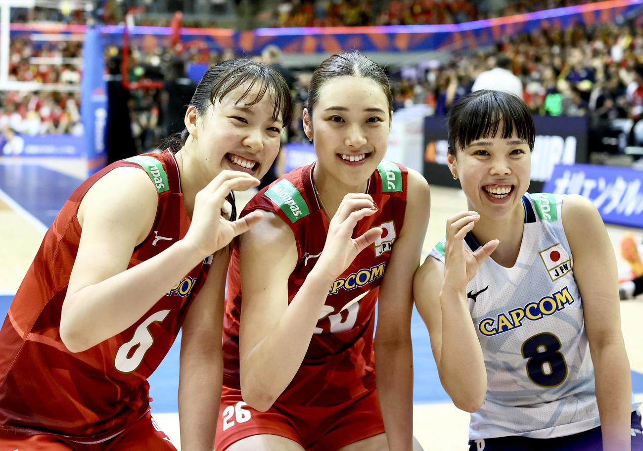 フランスに勝利し、「C」のポーズで写真に納まる、左から関、佐藤、小島（撮影・河田真司）