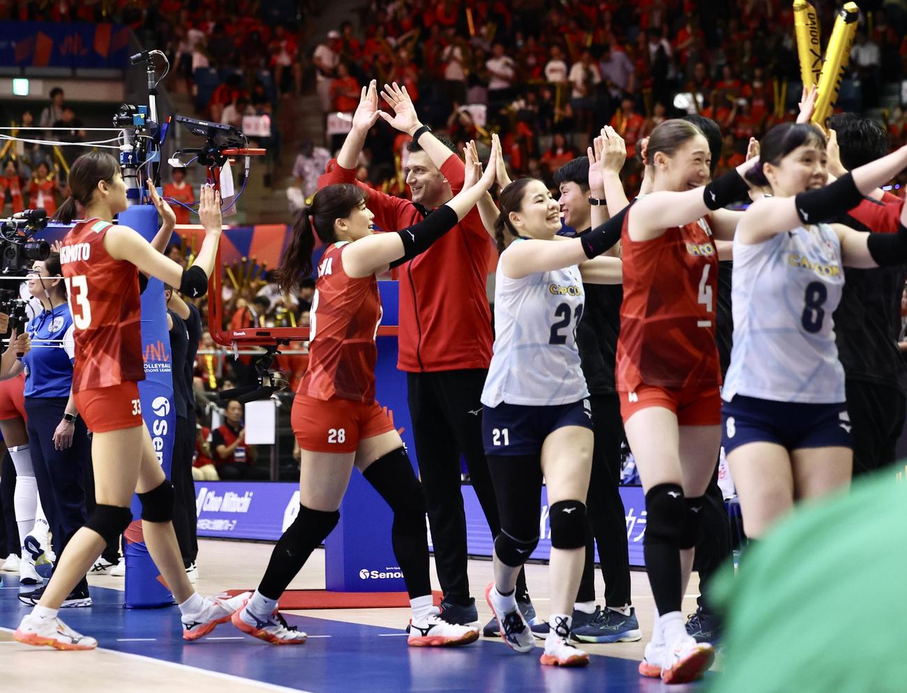 日本対フランス　フランスに勝利し、選手を迎えるアクバシュ監督（中央）（撮影・河田真司）