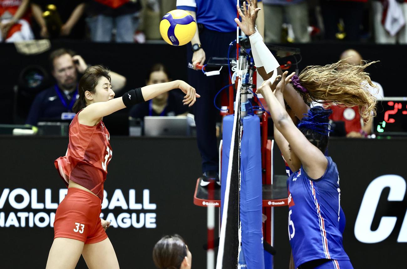 日本対フランス　第2セット、スパイクを放つ秋本（撮影・河田真司）