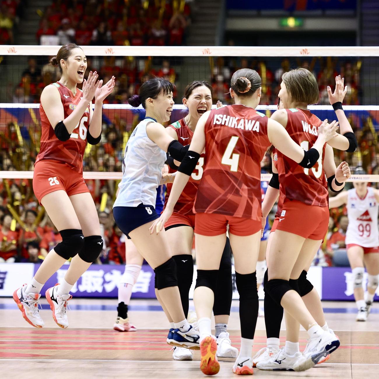 日本対フランス　第3セット、ポイントを決め喜ぶ佐藤（左）ら女子日本代表（撮影・河田真司）