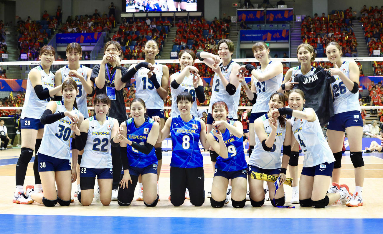 日本対韓国　韓国に勝利し、集合写真に納まる女子日本代表（撮影・河田真司）