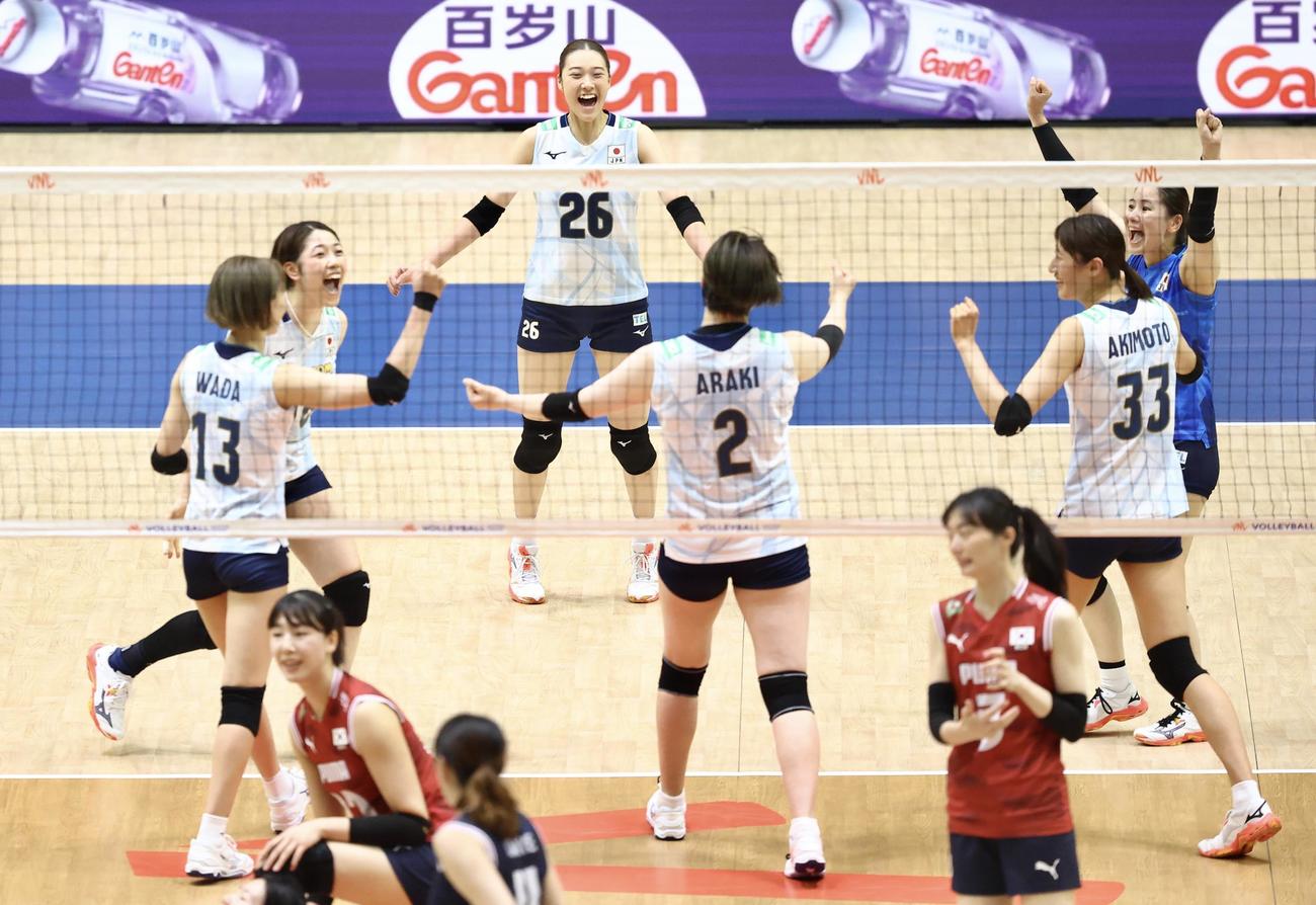 日本対韓国　第1セット、ポイントし喜ぶ日本代表（撮影・河田真司）