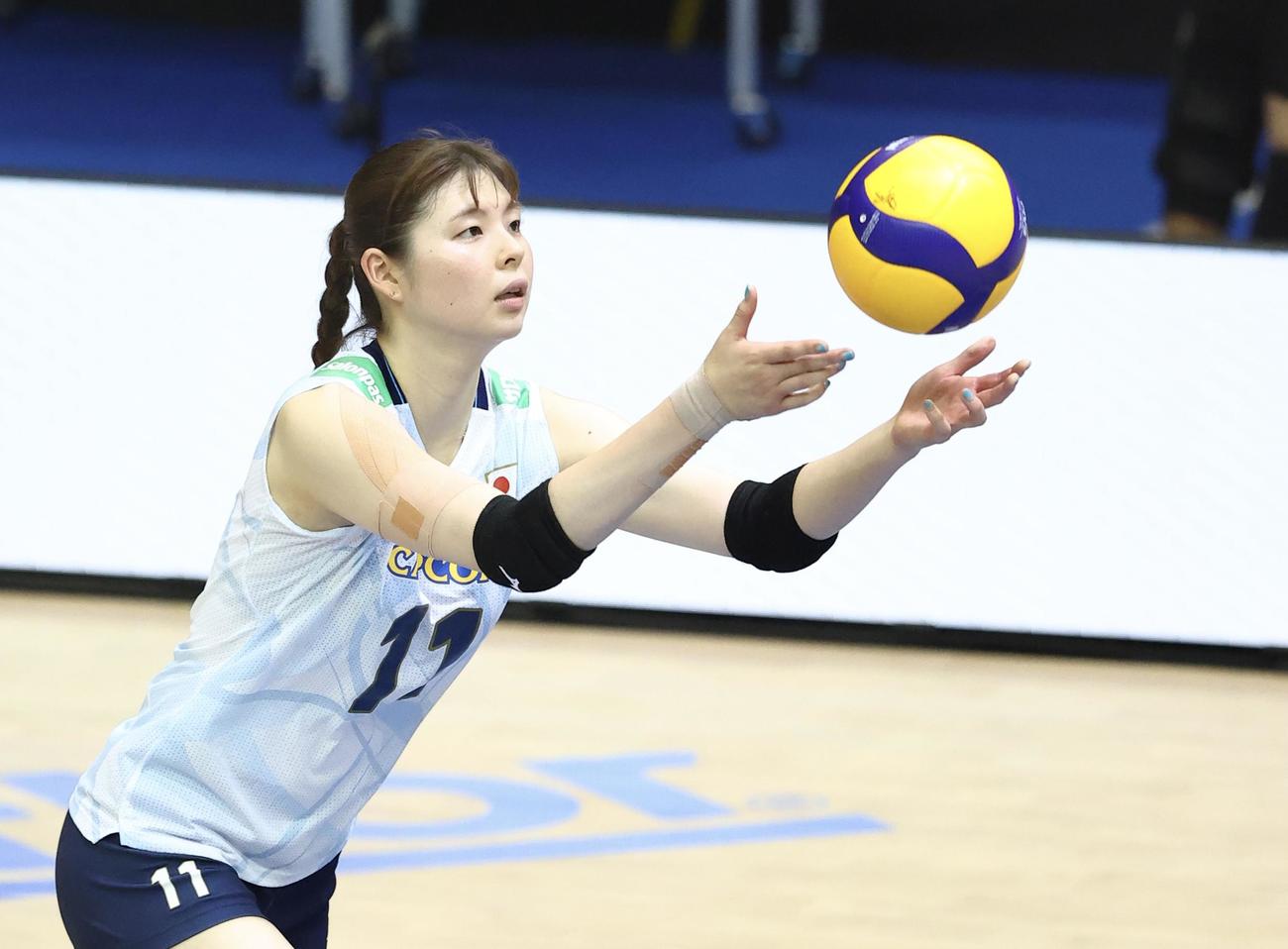日本対韓国　第2セット、サーブを放つ山田（撮影・河田真司）