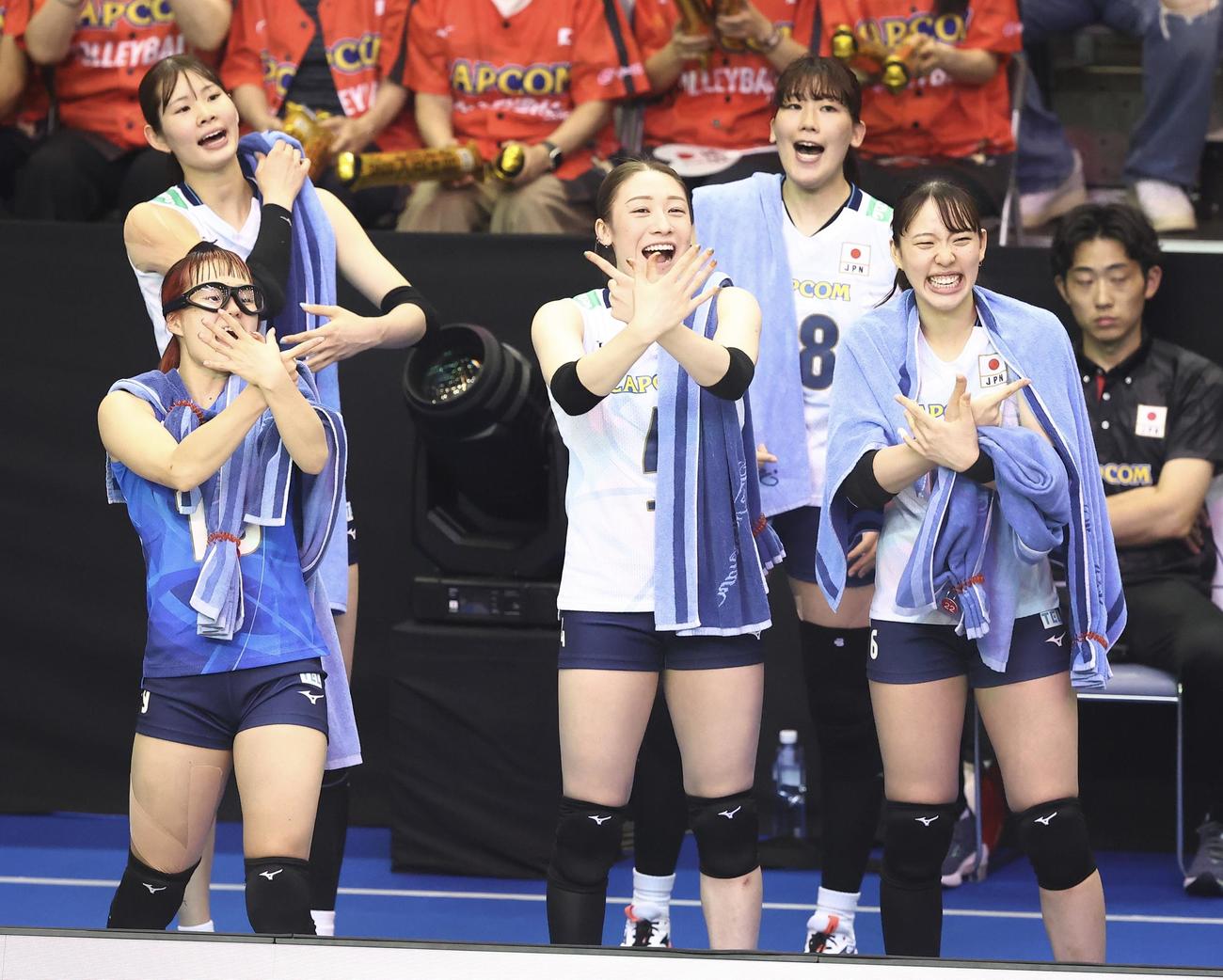 日本対韓国　第2セット、応援する控え選手（撮影・河田真司）