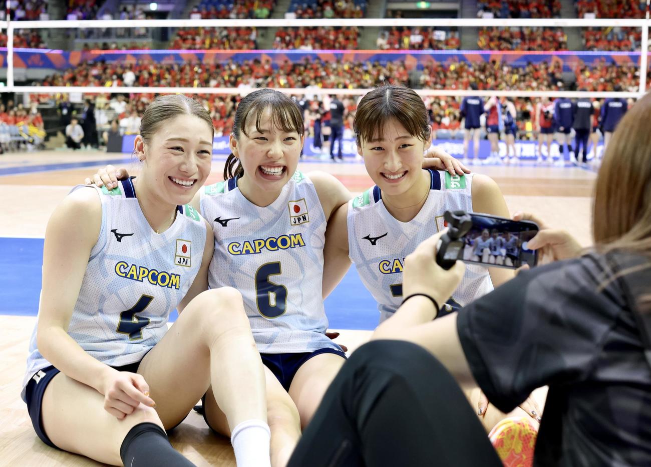 日本対韓国　韓国に勝利し、記念撮影する、左か、石川、関、秋本（撮影・河田真司）
