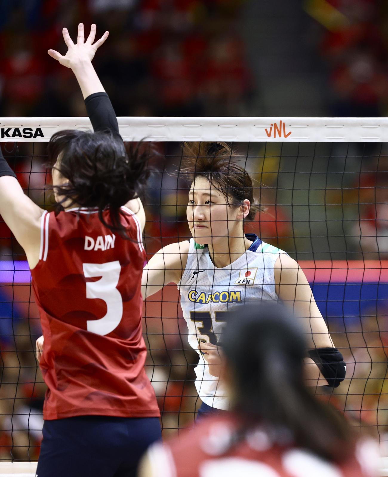 日本対韓国　第3セット、攻める秋本（撮影・河田真司）