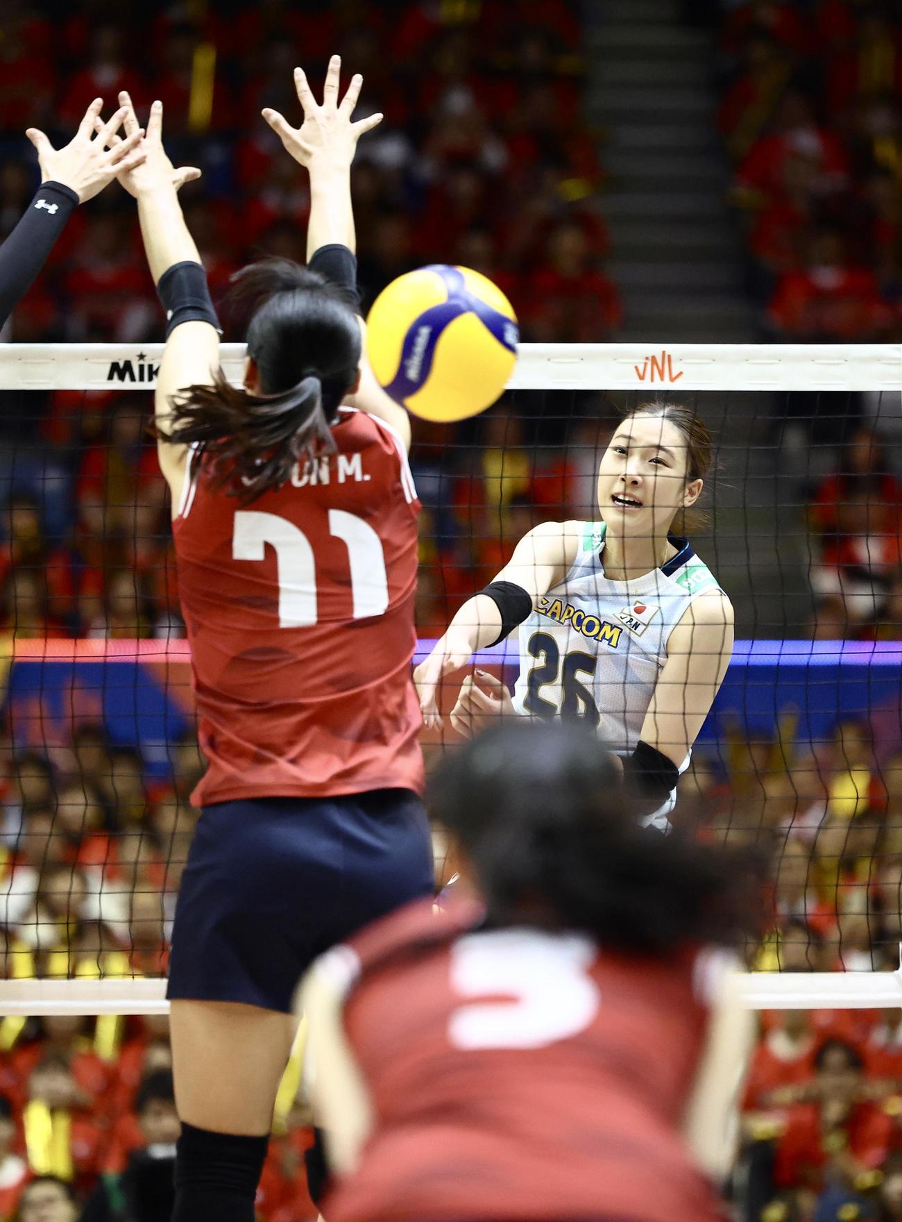 日本対韓国　第3セット、スパイクを放つ佐藤（撮影・河田真司）