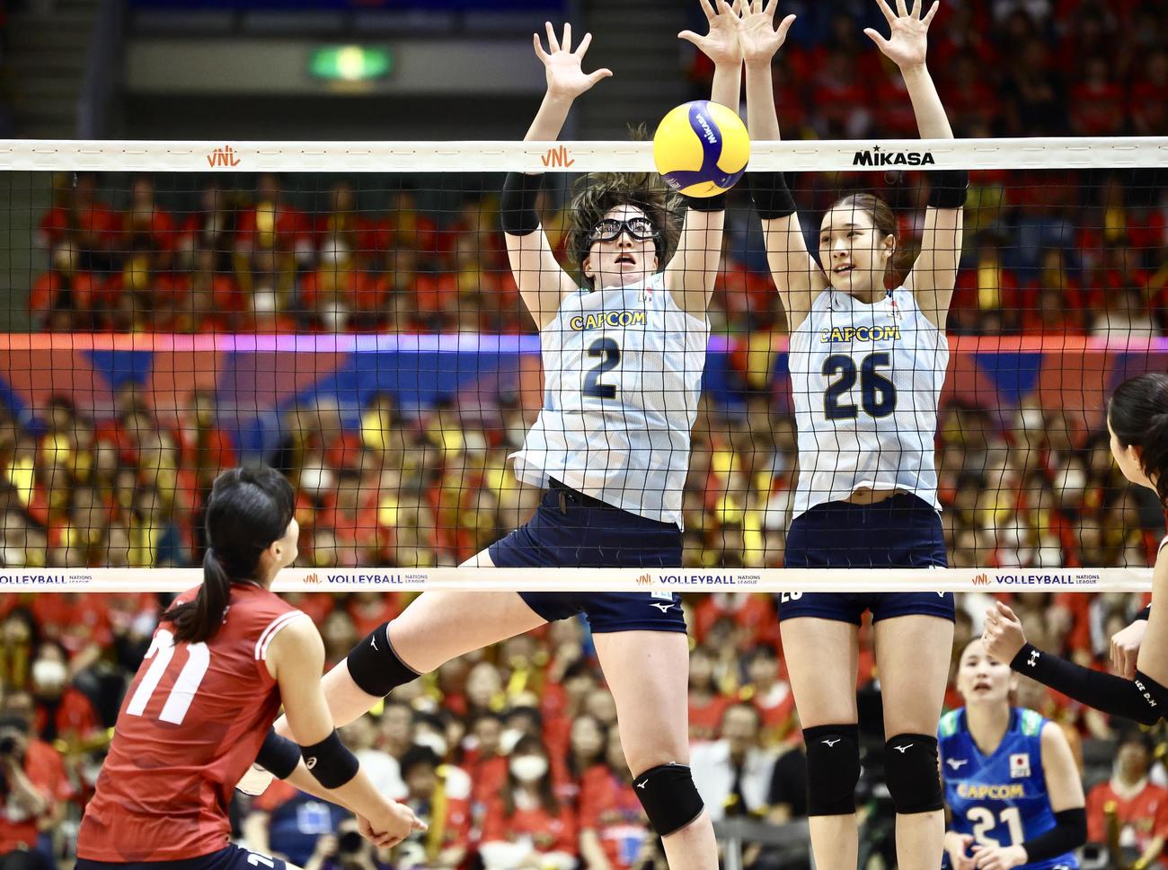 日本対韓国　第3セット、ブロックする荒木（左）と佐藤（撮影・河田真司）