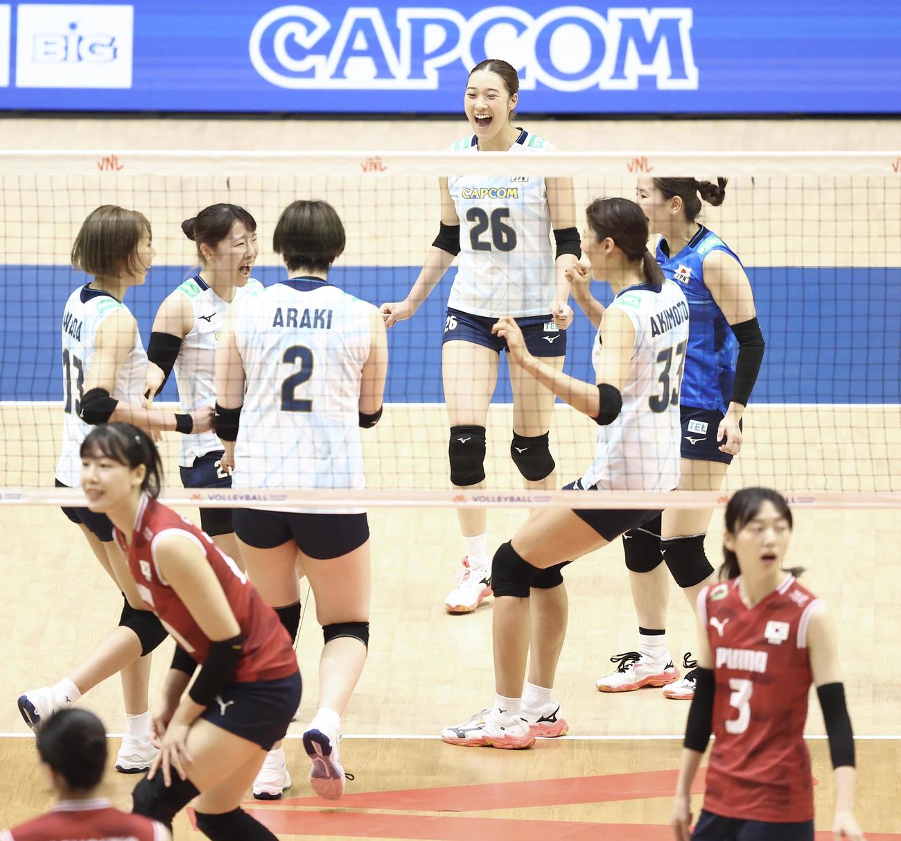 日本対韓国　第1セット、ポイントし喜ぶ佐藤（中央）ら日本代表（撮影・河田真司）