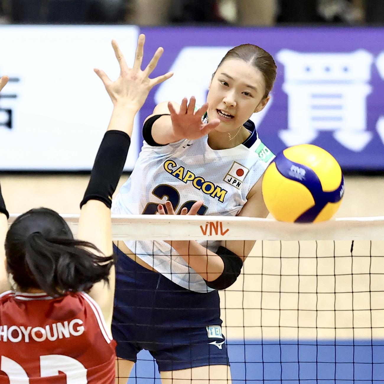 日本対韓国　第1セット、スパイクを放つ佐藤（撮影・河田真司）