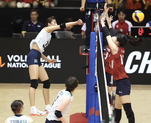 日本対韓国　第2セット、スパイクを放つ秋本（撮影・河田真司）