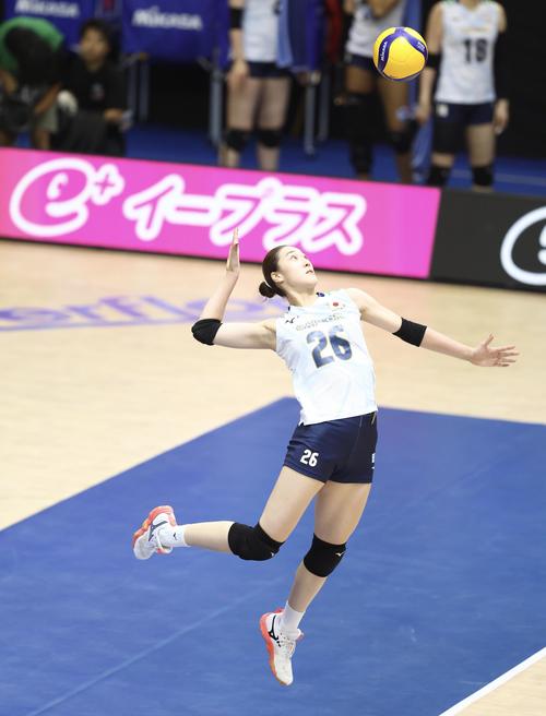 日本対韓国　第2セット、サーブを放つ佐藤（撮影・河田真司）