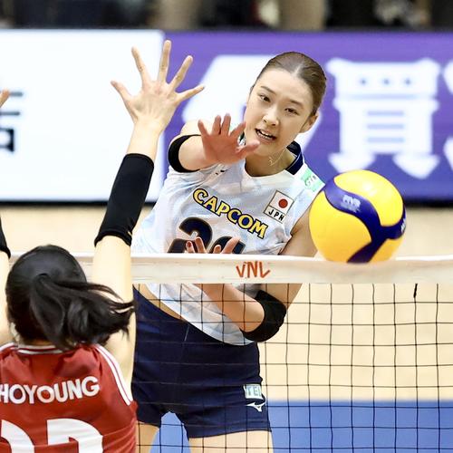 日本対韓国　第1セット、スパイクを放つ佐藤（撮影・河田真司）