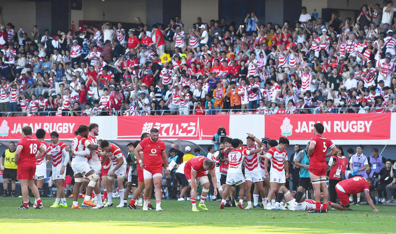 日本対ウェールズ　ウェールズに逆転勝利し、歓喜する日本代表フィフティーン（2025年7月5日撮影）
