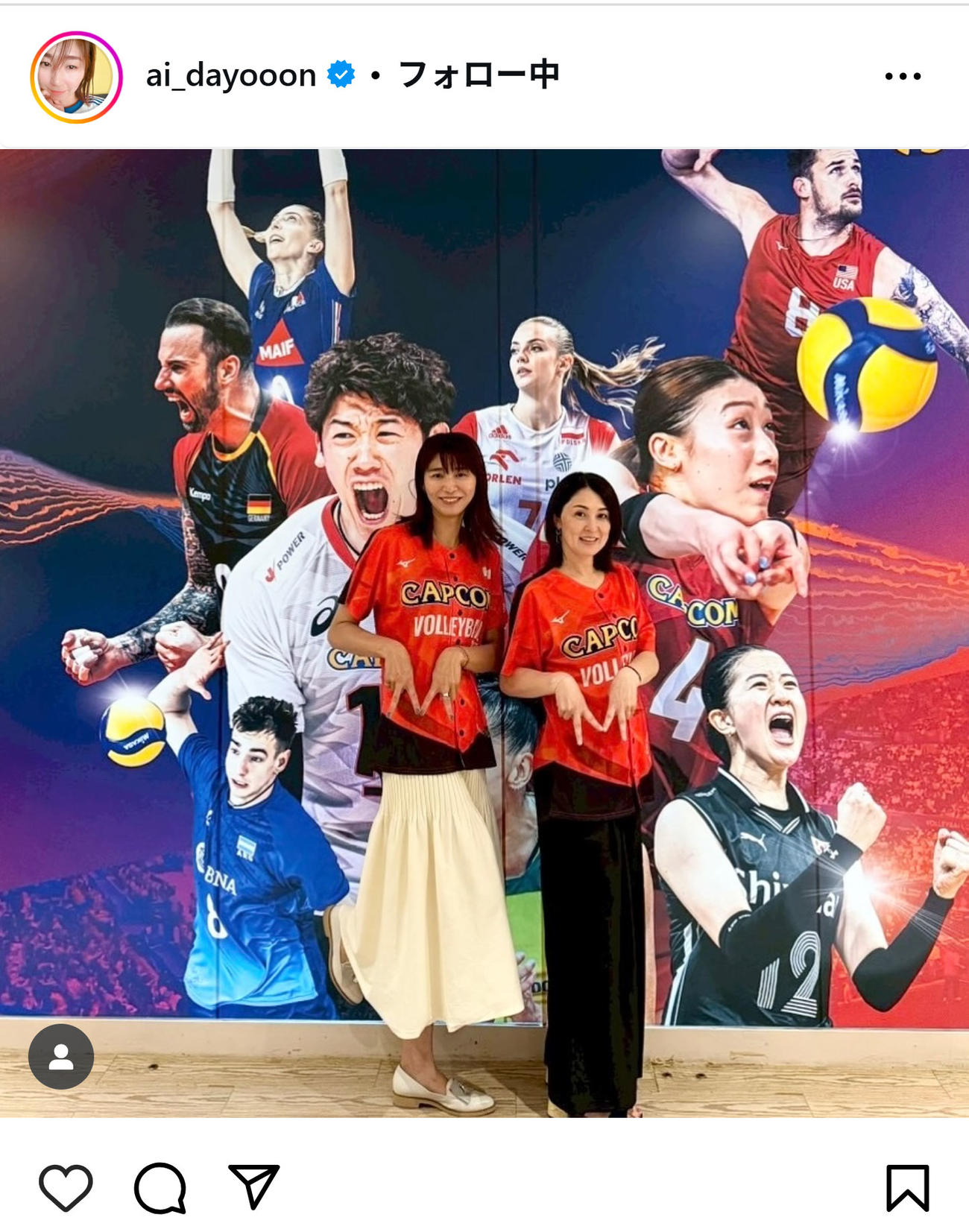 「mikuポーズ」の大友愛さんと菅山かおるさん（インスタグラムから）