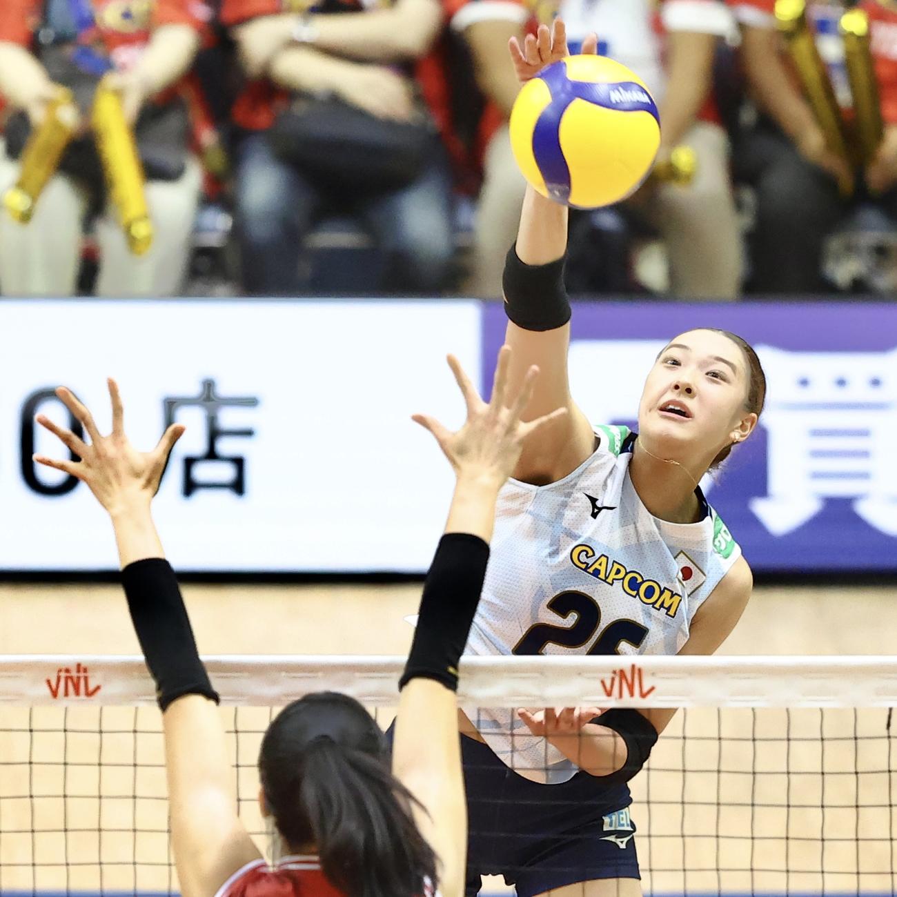 日本対韓国　第1セット、スパイクを放つ佐藤（撮影・河田真司）