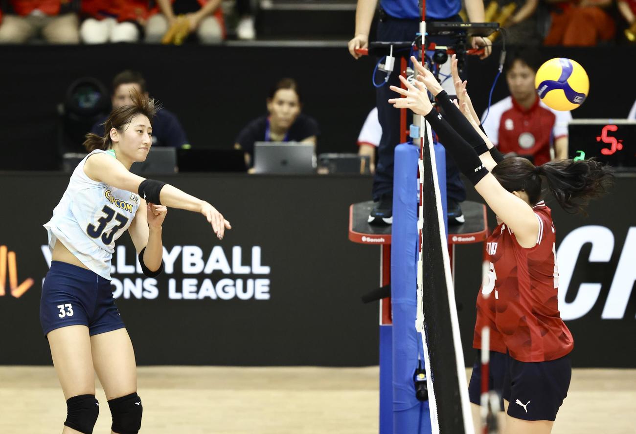 日本対韓国　第2セット、スパイクを放つ秋本（撮影・河田真司）