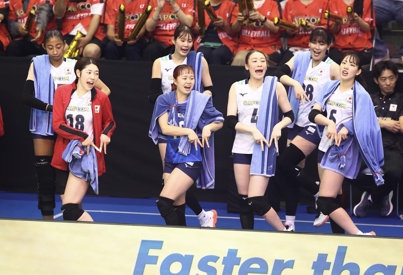 日本対韓国　第2セット、応援する控え選手（撮影・河田真司）