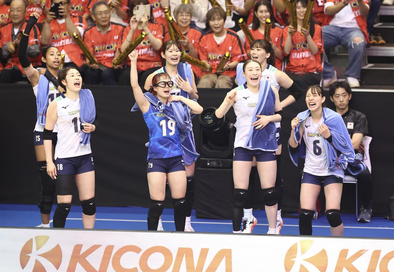 日本対韓国　第2セット、応援する控え選手（撮影・河田真司）