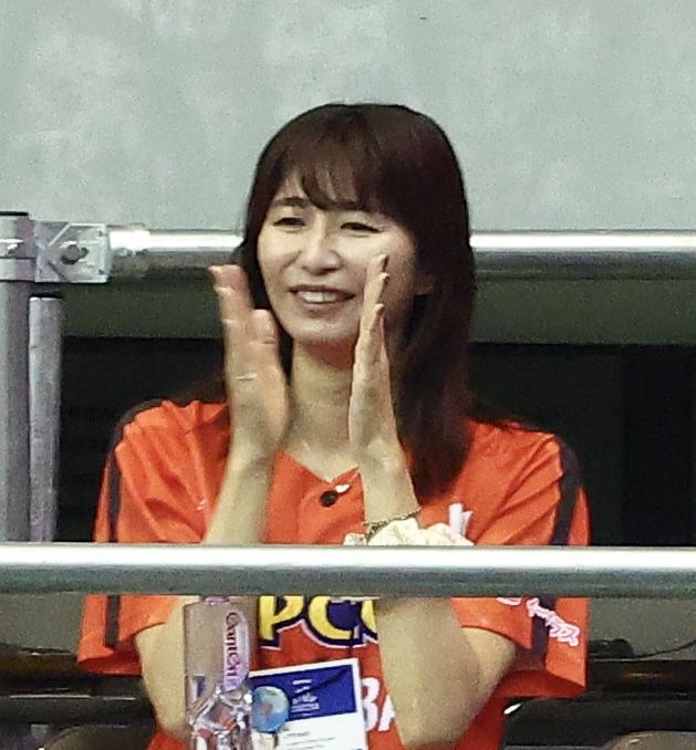 日本対韓国　韓国に勝利し、拍手する秋本の母・大友愛さん（撮影・河田真司）