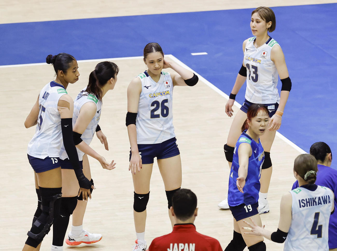 ポーランドに第2セットを奪われ肩を落とす日本の選手たち（共同）