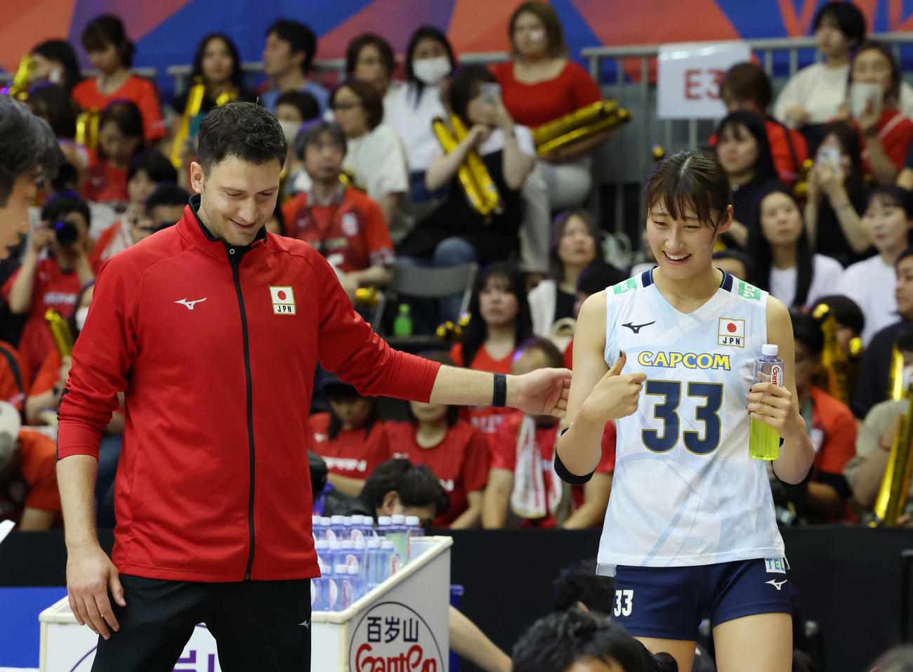 日本対ポーランド　試合後話をし秋本（左）の肩をたたくフェルハト・アクバシュHC（撮影・増田悦実）