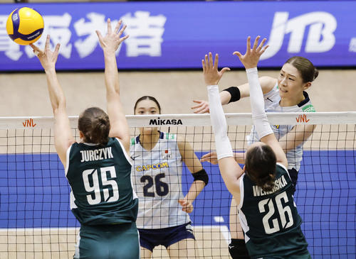 日本―ポーランド　第1セット、スパイクを放つ石川（右）
