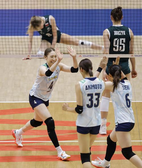 日本―ポーランド　第4セット、ポイントを奪い喜ぶ石川（手前左、共同）
