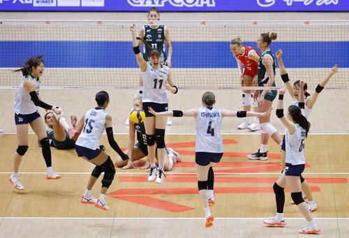 ポーランドに勝利し、喜ぶ日本の選手たち（共同）
