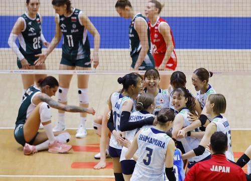 ポーランドに勝利し、喜ぶ日本の選手たち（共同）