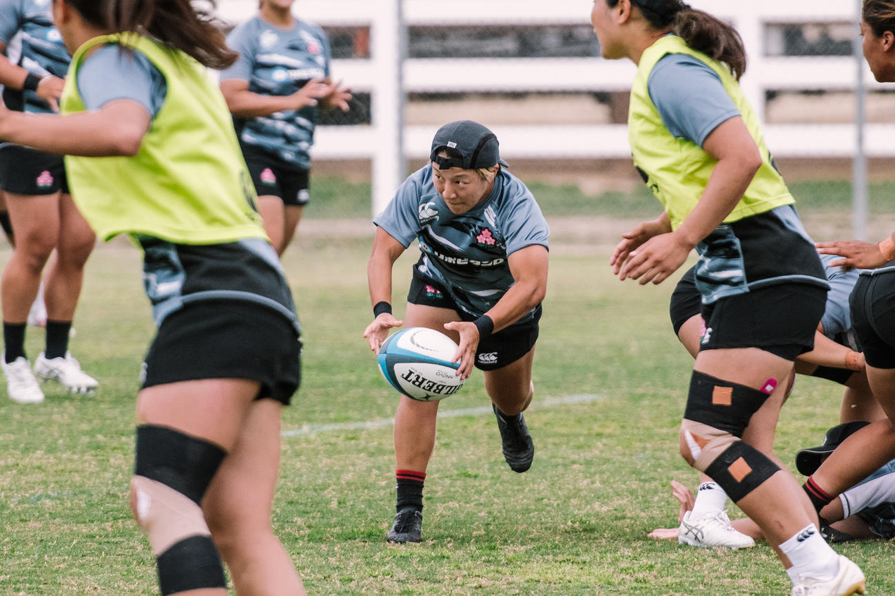 ラグビーW杯イングランド大会へアピールを続けている女子15人制日本代表SH阿部恵（中央）（C）JRFU