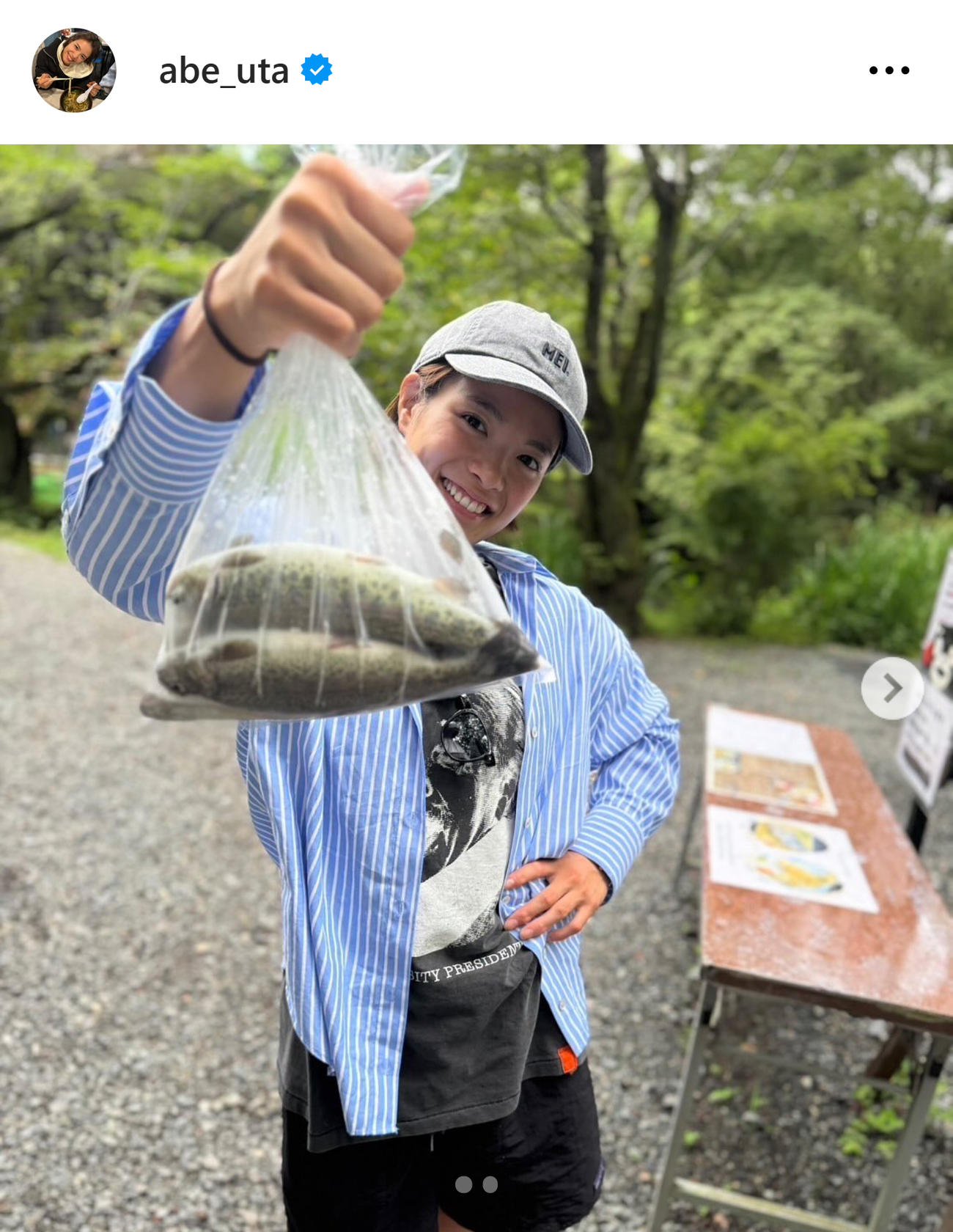 大物を釣り上げた阿部詩（阿部詩のインスタグラムから）