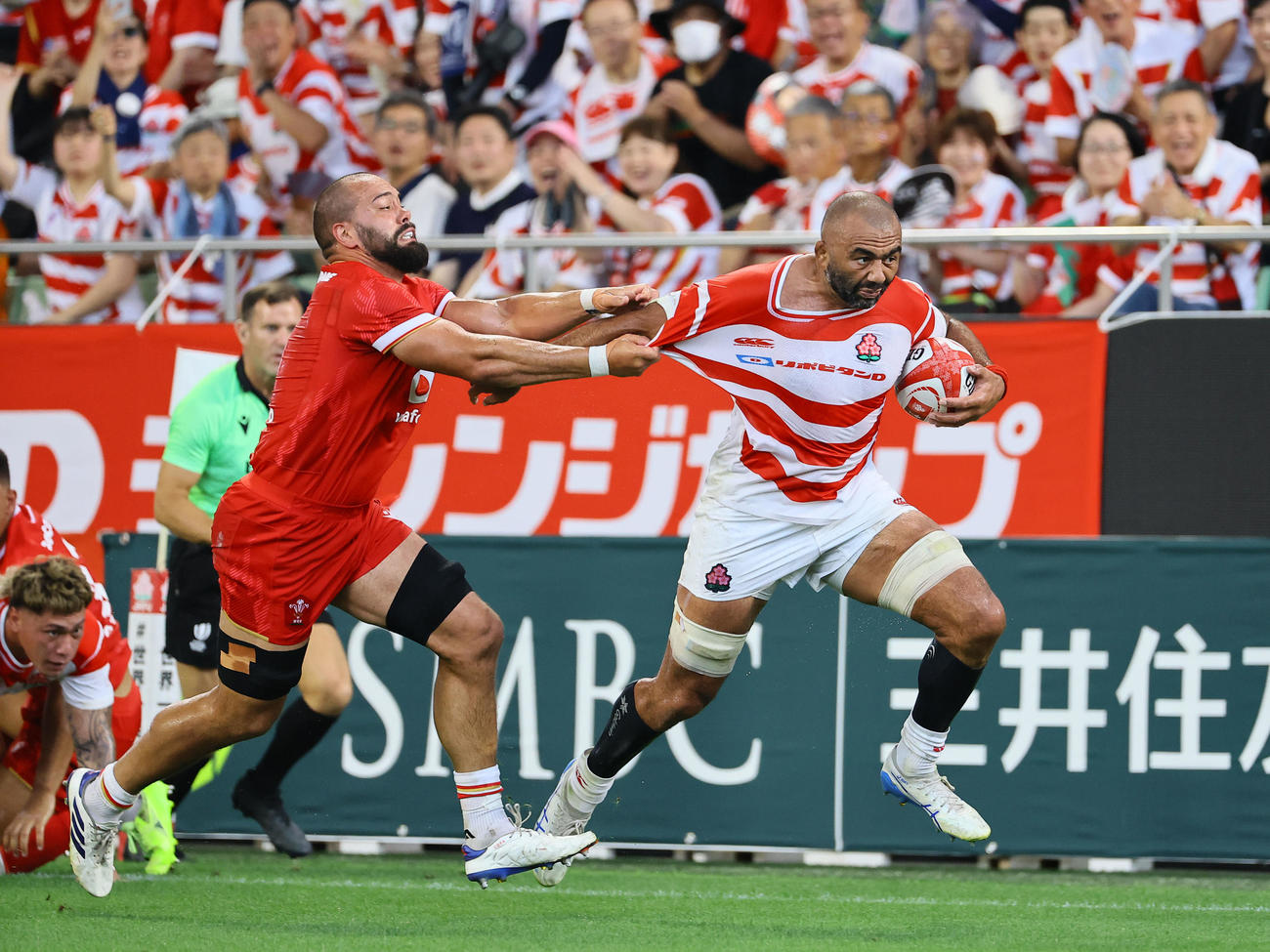 日本対ウェールズ　前半、攻め込む日本リーチマイケル（撮影・藤尾明華）