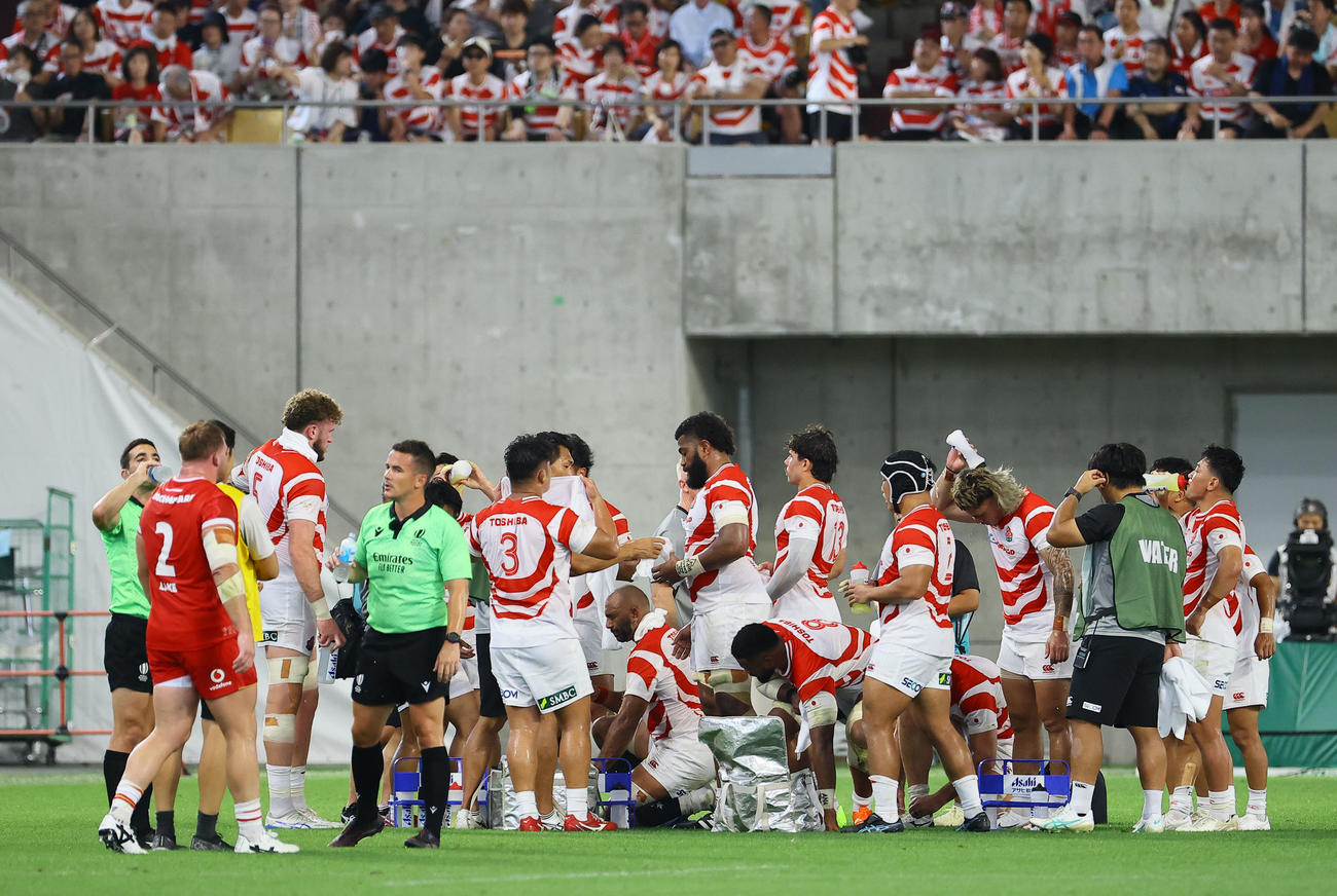 日本対ウェールズ　前半、試合の合間に設けられたウォータータイム（撮影・藤尾明華）