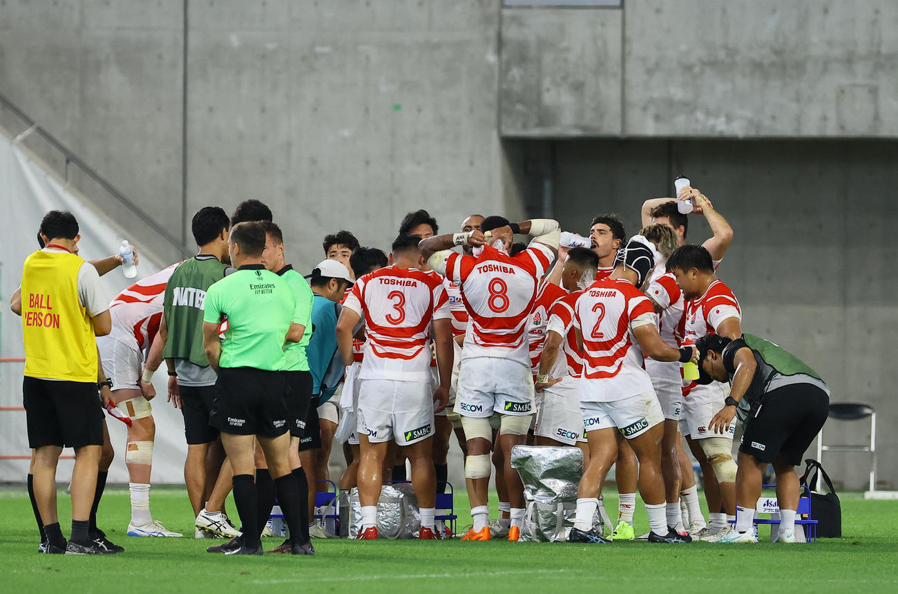 日本対ウェールズ　前半、試合の合間に設けられたウォータータイム（撮影・藤尾明華）