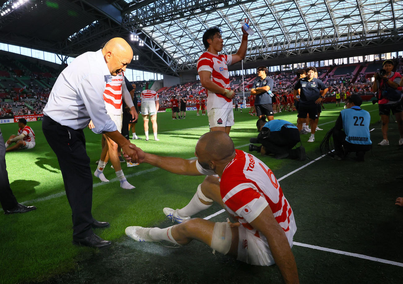 日本対ウェールズ　試合後握手を交わす日本エディー・ジョーンズ・ヘッドコーチ（左）とリーチマイケル（撮影・藤尾明華）