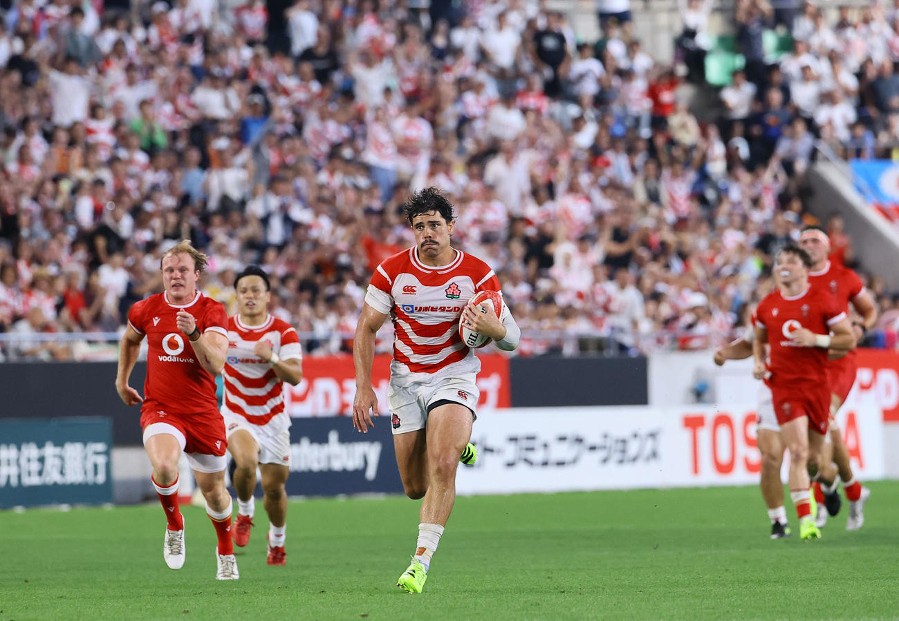 日本対ウェールズ　後半、相手陣地から独走し、トライを決める日本ライリー（撮影・藤尾明華）