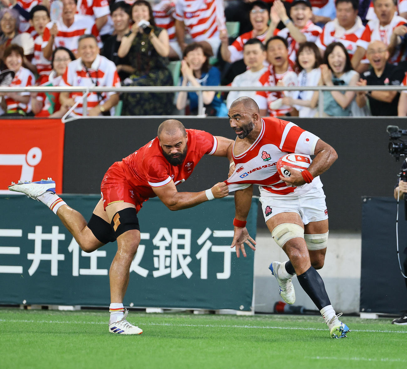 日本対ウェールズ　前半、攻め込む日本リーチマイケル（撮影・藤尾明華）