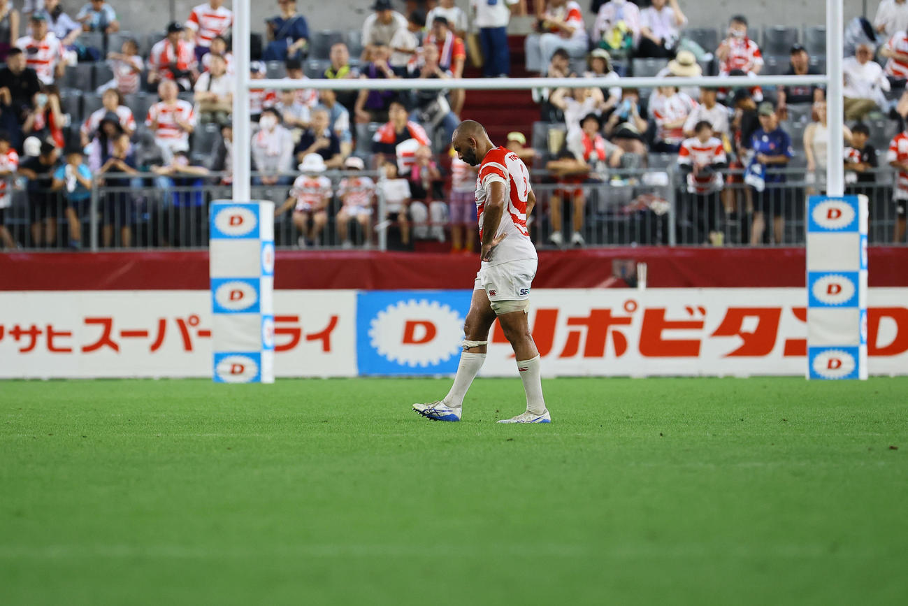 日本対ウェールズ　ウェールズに敗れ、スタンドにあいさつへ向かう日本リーチマイケル（撮影・藤尾明華）