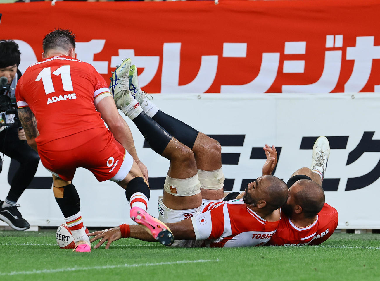 日本対ウェールズ　前半、日本リーチマイケル（中央）が攻め込むもトライできず（撮影・藤尾明華）
