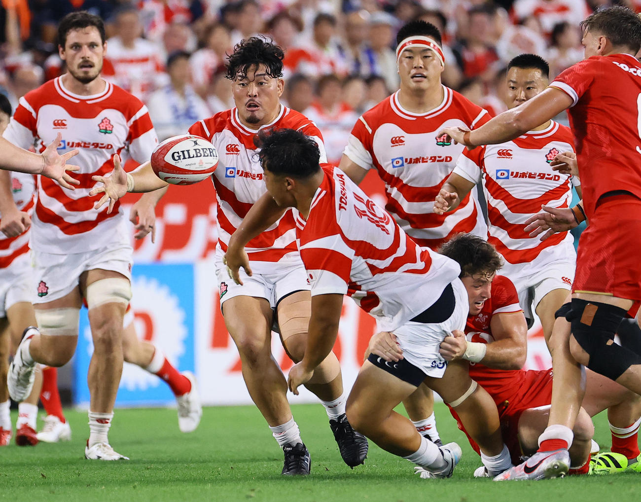 日本対ウェールズ　後半、江良（中央右）は木村（中央左）にパスを出す（撮影・藤尾明華）